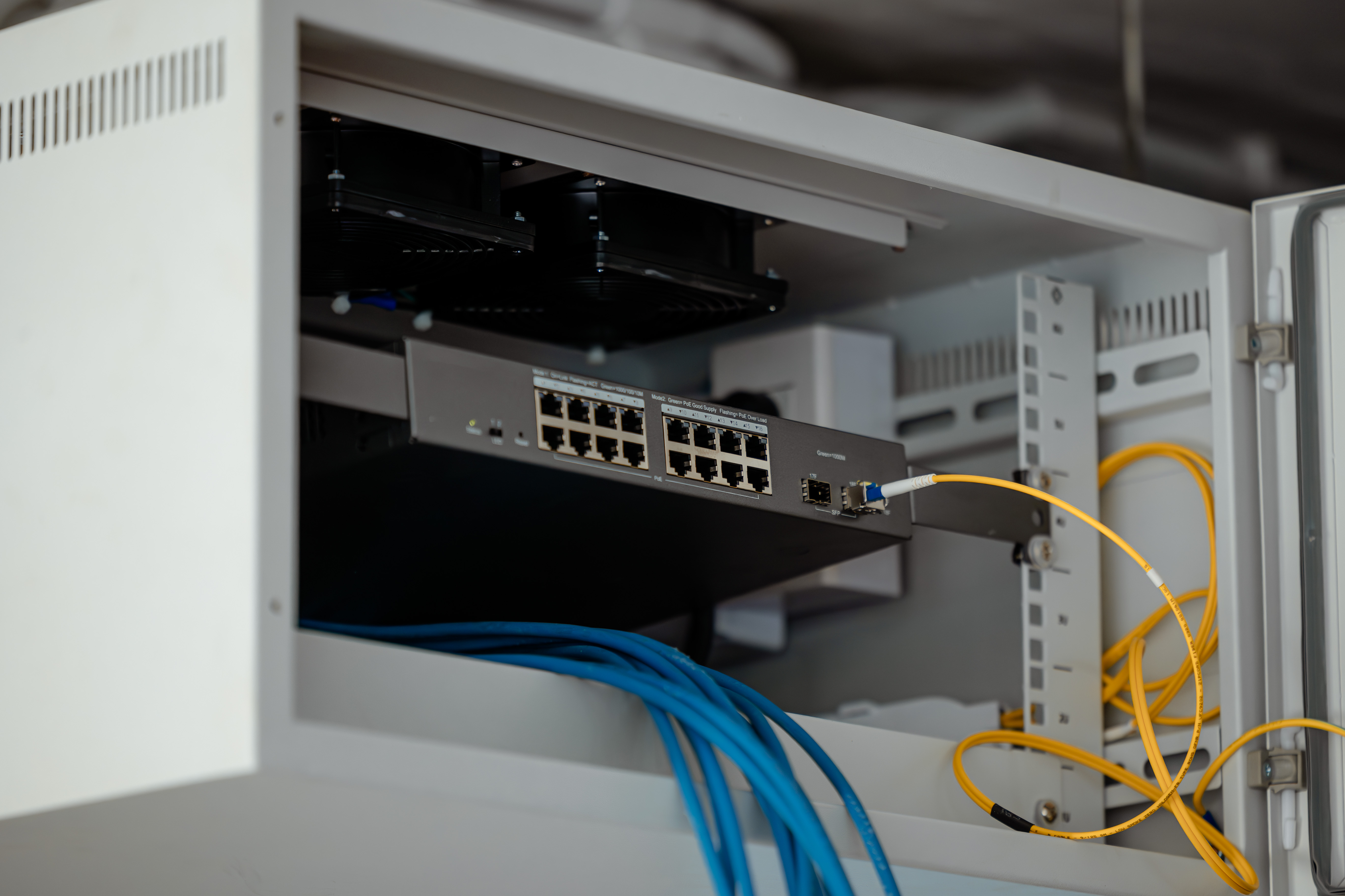 single rack lan network switching in cabinet insta 8cf4b598a1c8beca3451