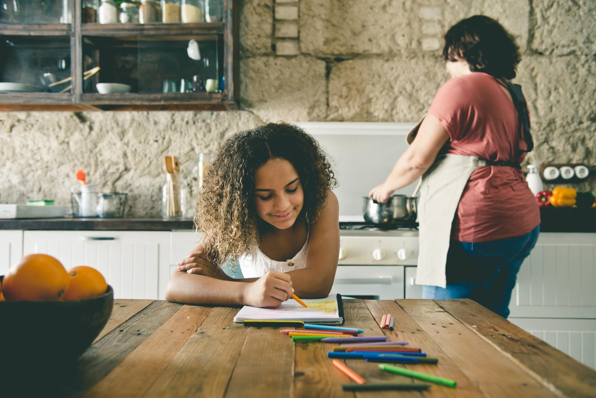 Singleparent Family In The Kitchen Of Their Home S 1b8ea48dbe634194cc97