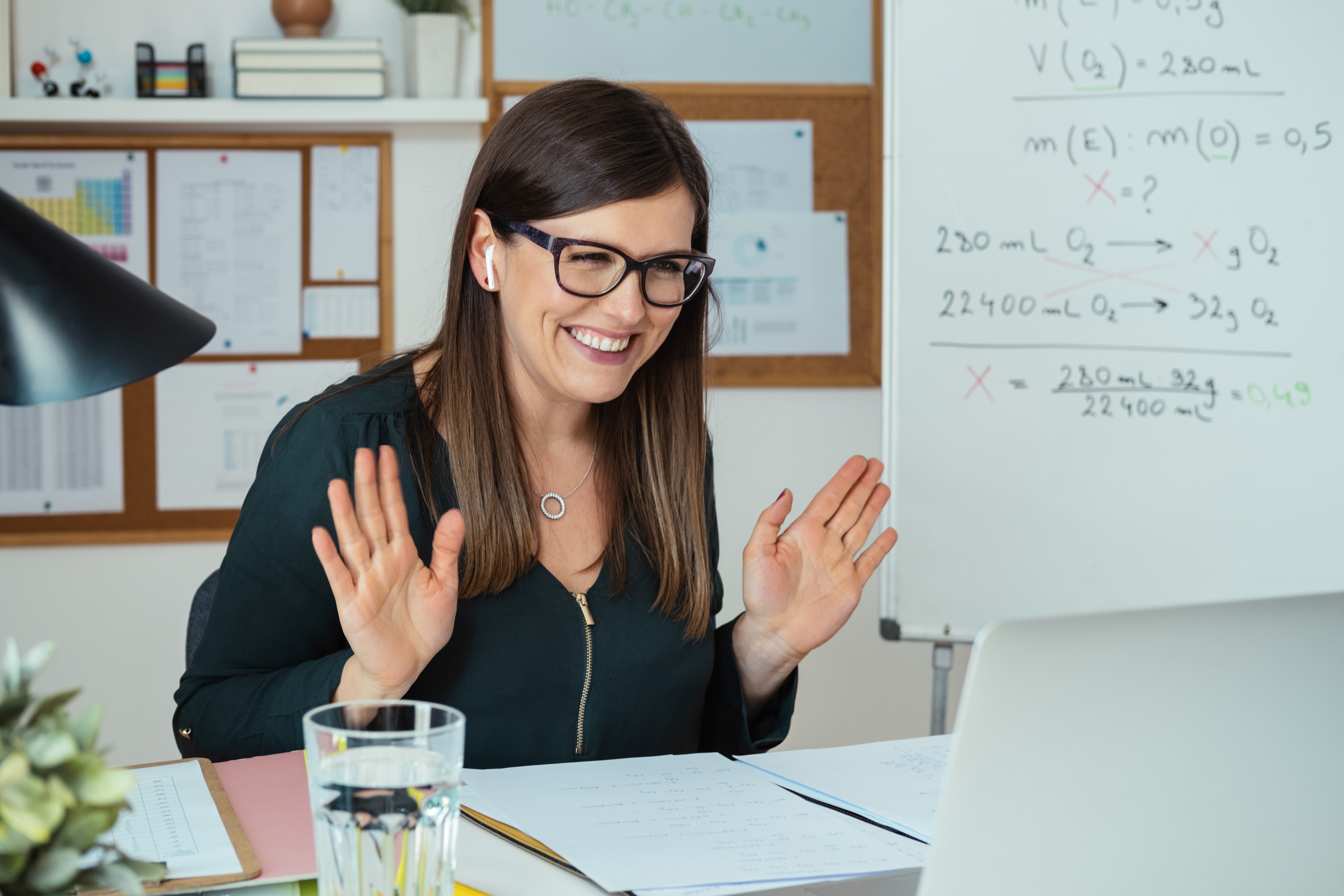Smiling Online Teacher Say Hello To Classroom In V Bb126a2e7049e0494698