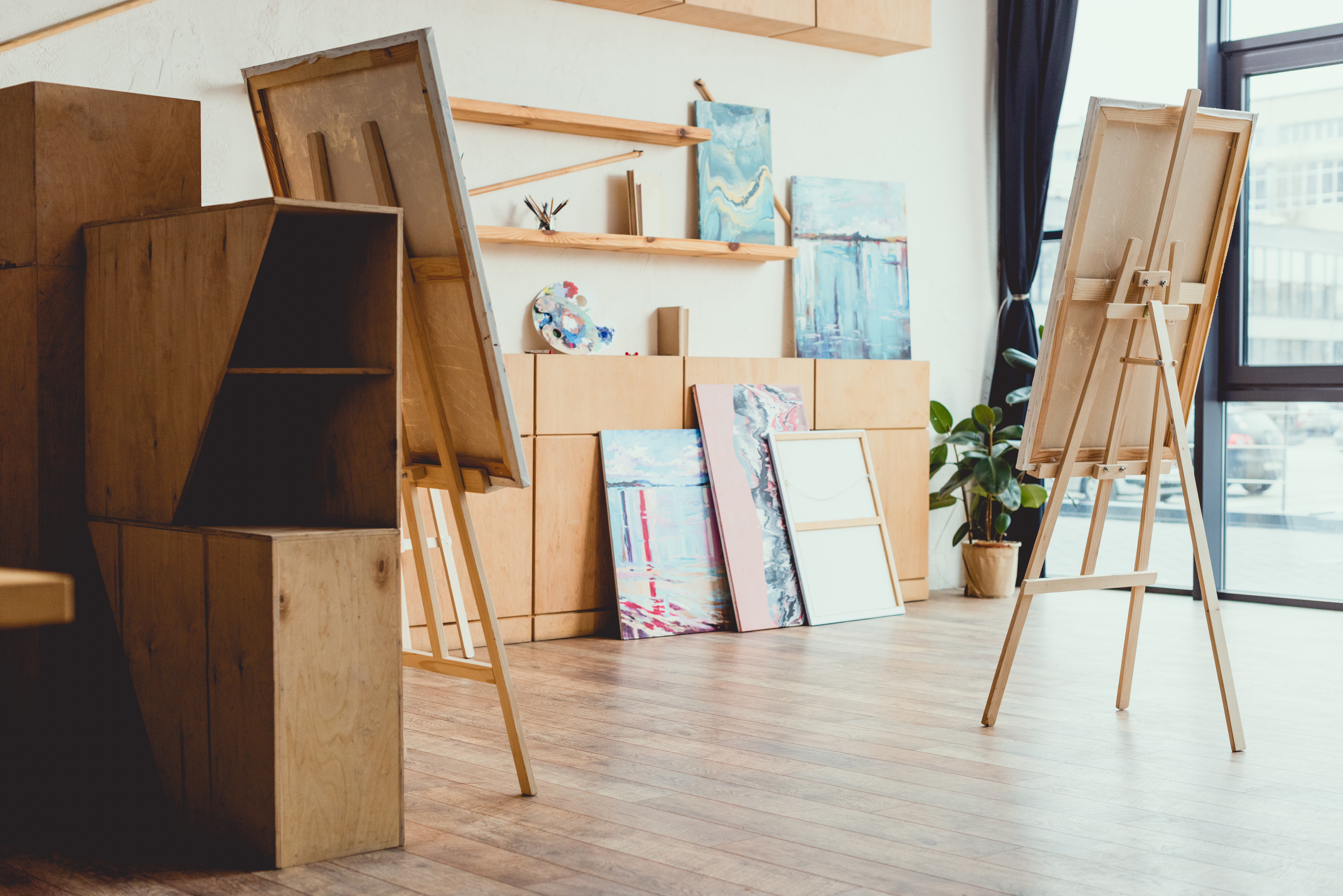 Spacious light painting studio with wooden floor e7fdc625c7b4300857ae