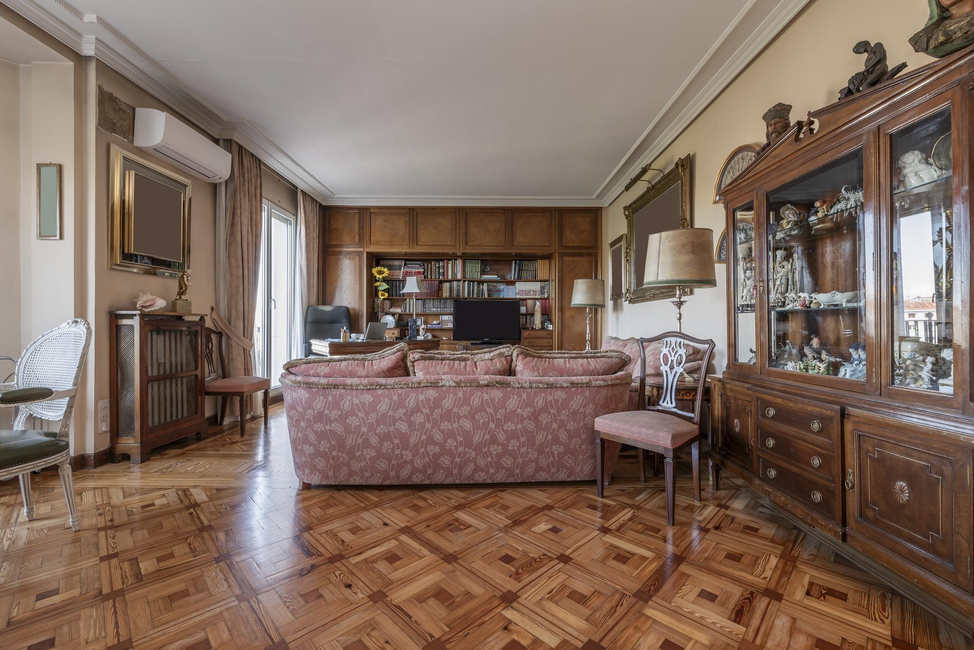 Sparsely furnished apartment with gray fabric corn b0122816207793e6772f