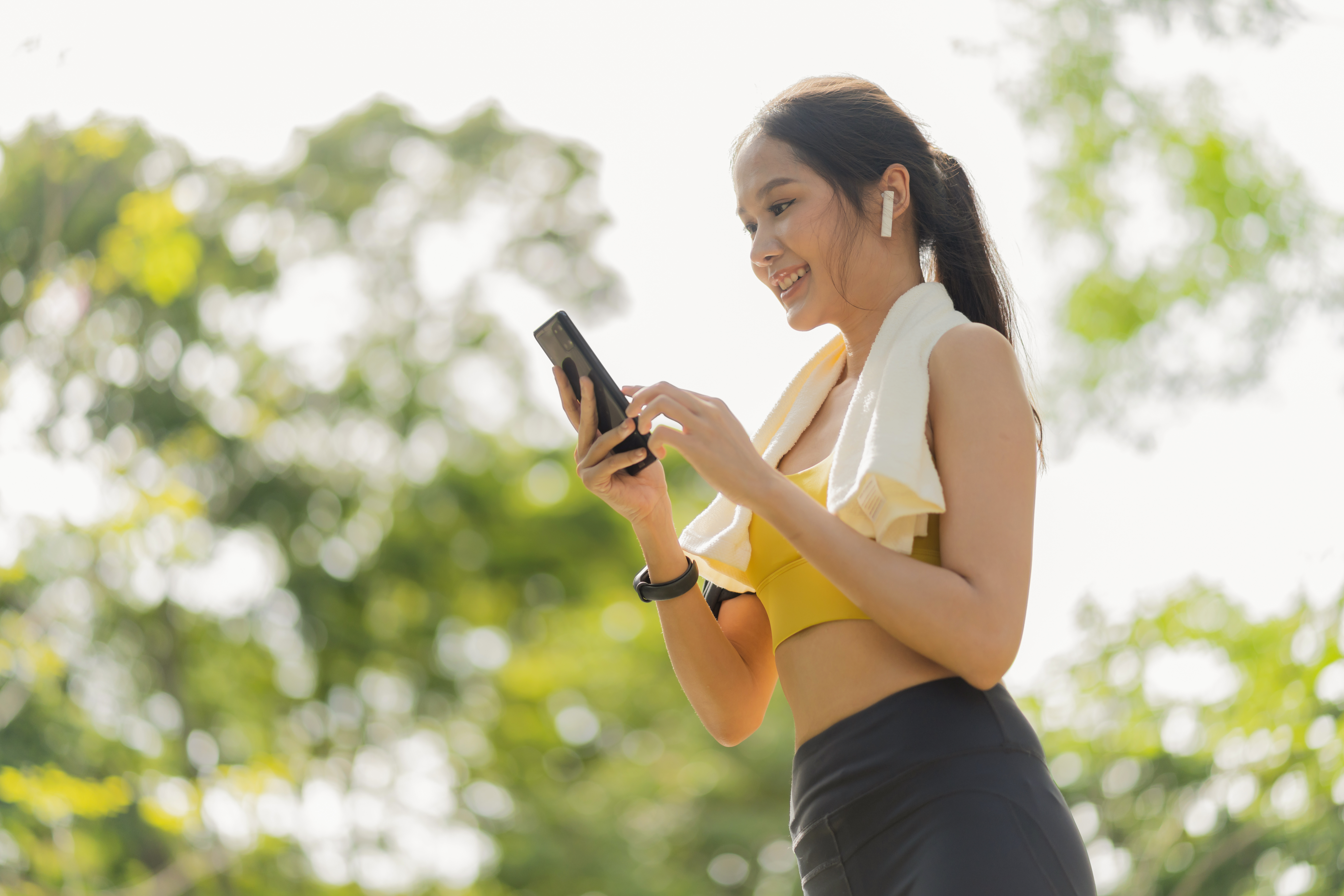 Female runner setting up her smartwatch before an AI-guided training run