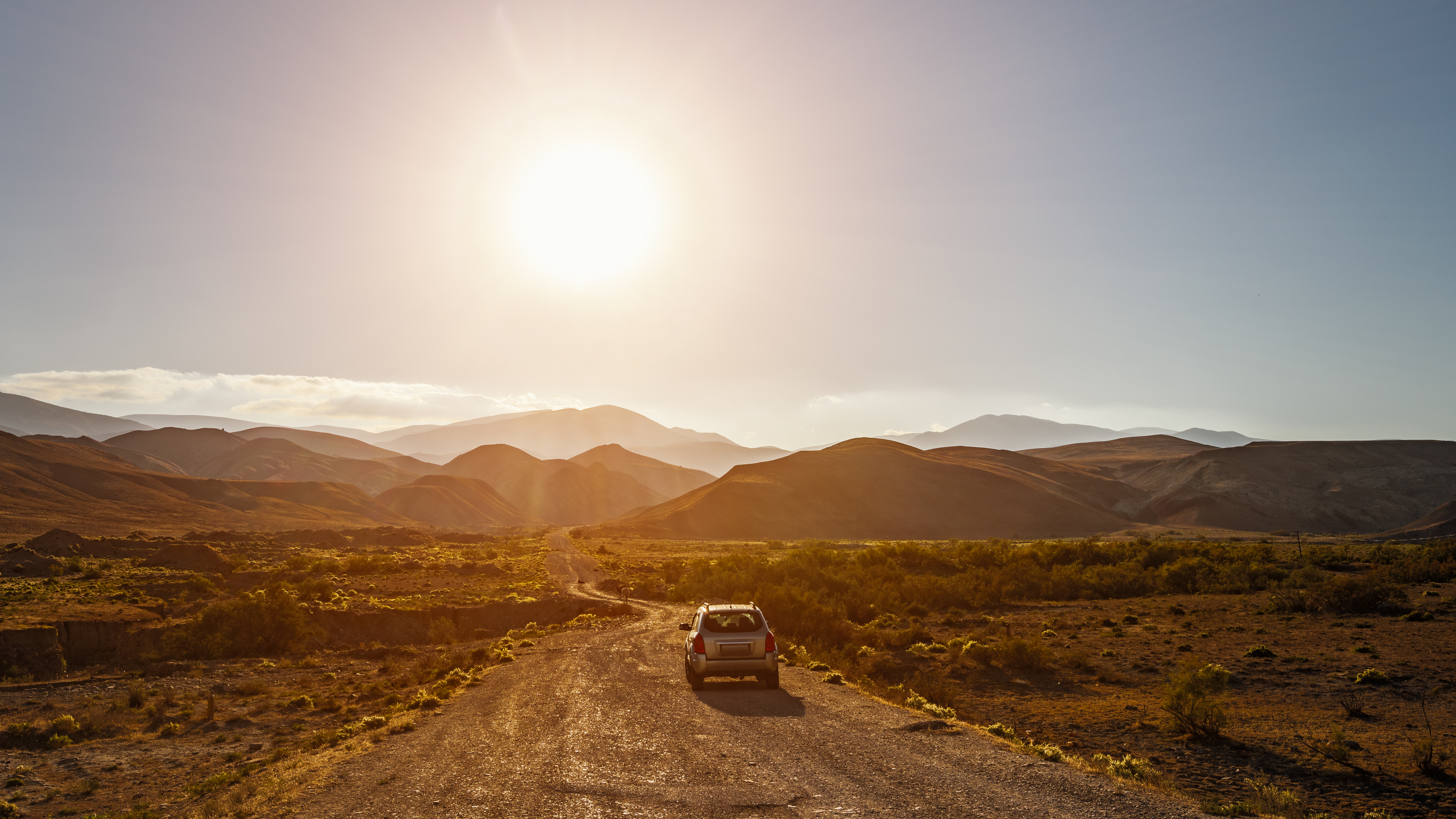 suv on a dirt mountain road 582308719fc93b335024 BTOURS