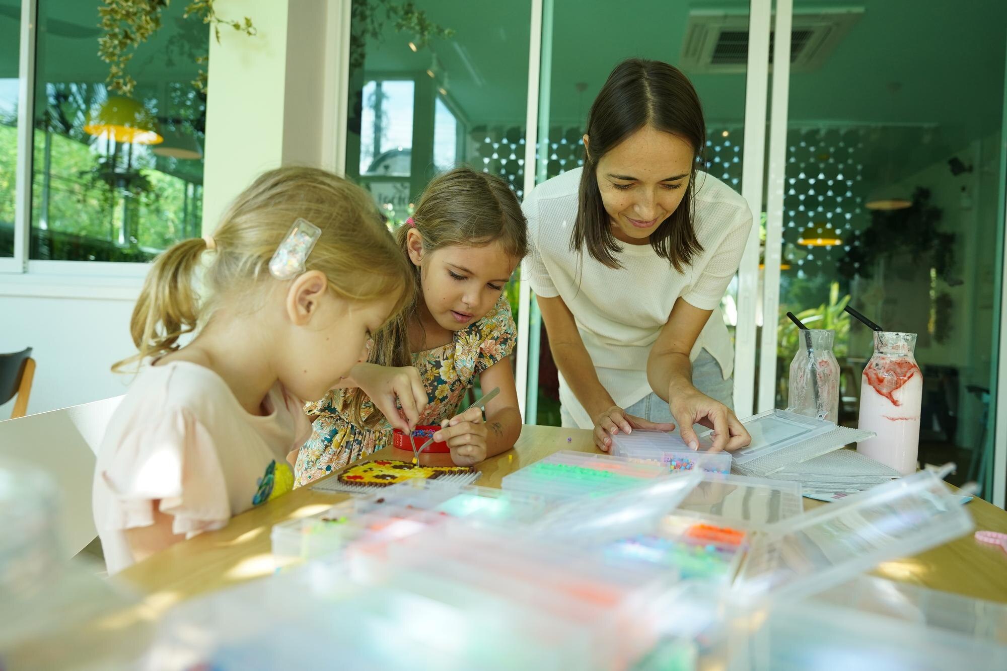 Teacher In Workshop Teched Two Girls How To Assemb 4828beb0786c1551d3b6