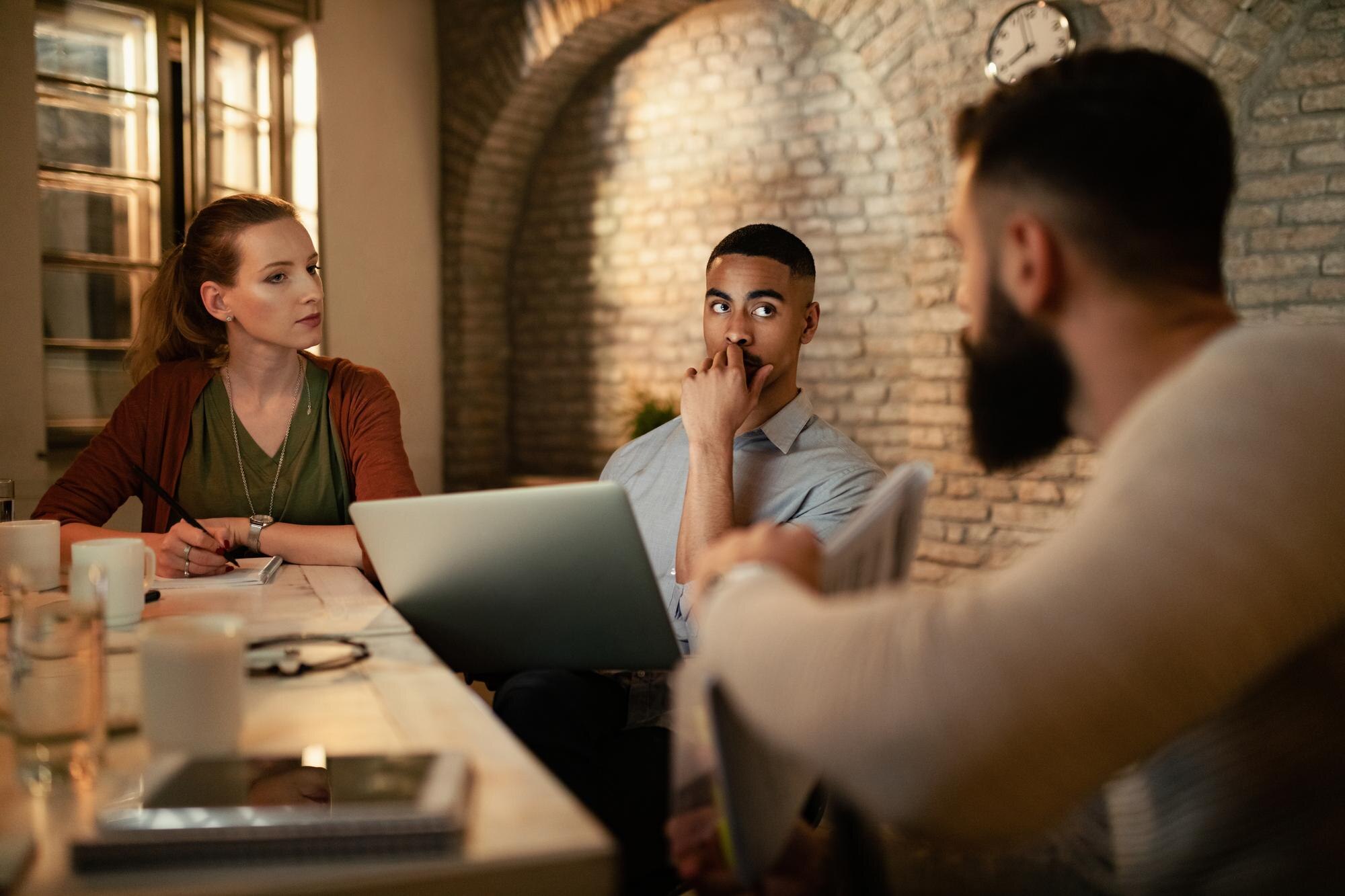 10 errores fiscales frecuentes en dueños de Airbnb y restaurantes (y cómo evitarlos)