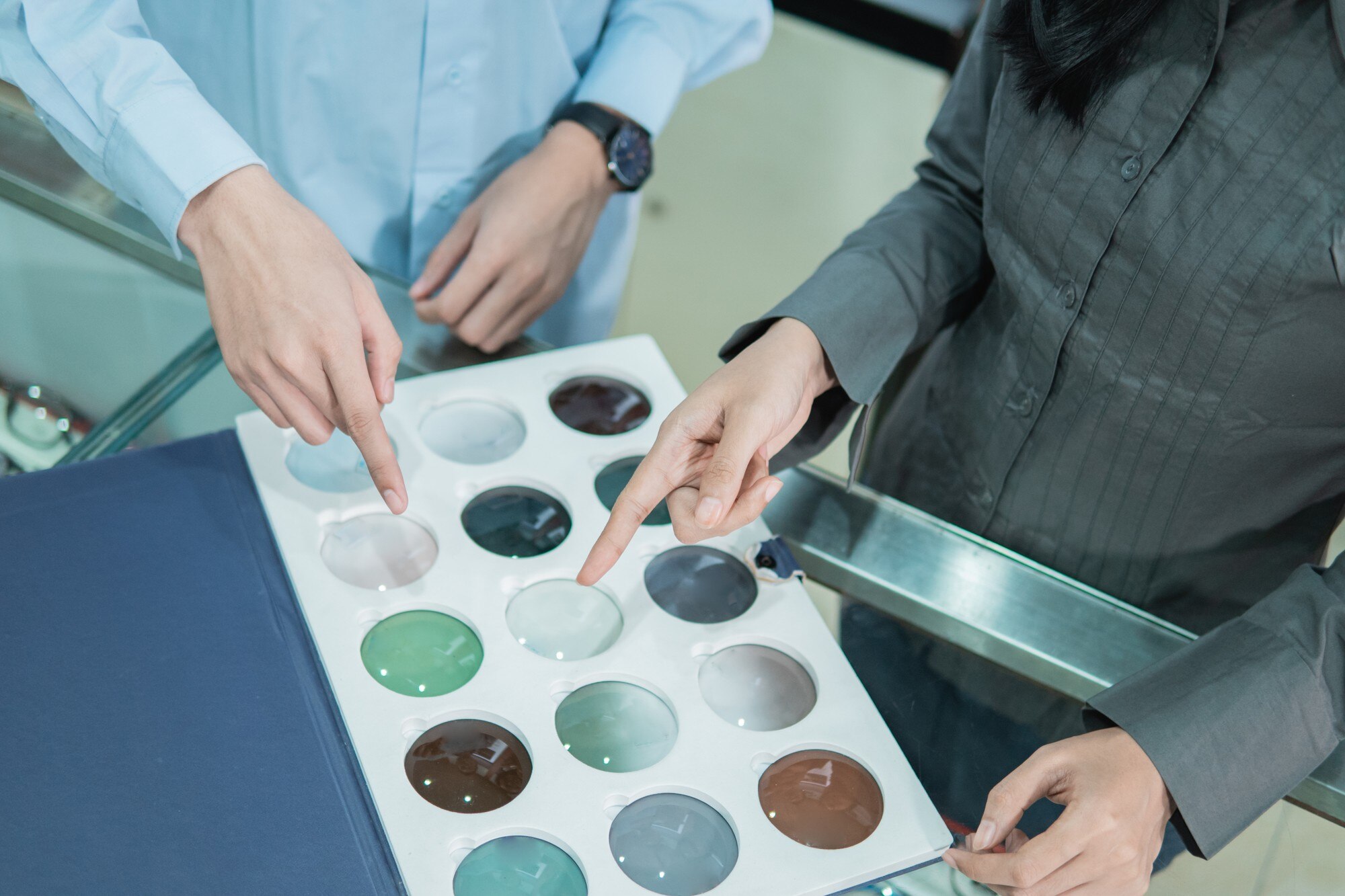 How to Evaluate Plastic Quality for Cost‑Effective Project Outcomes 3 the hands of a shopkeeper and a customer by finger 196cd7ba52050119f91f