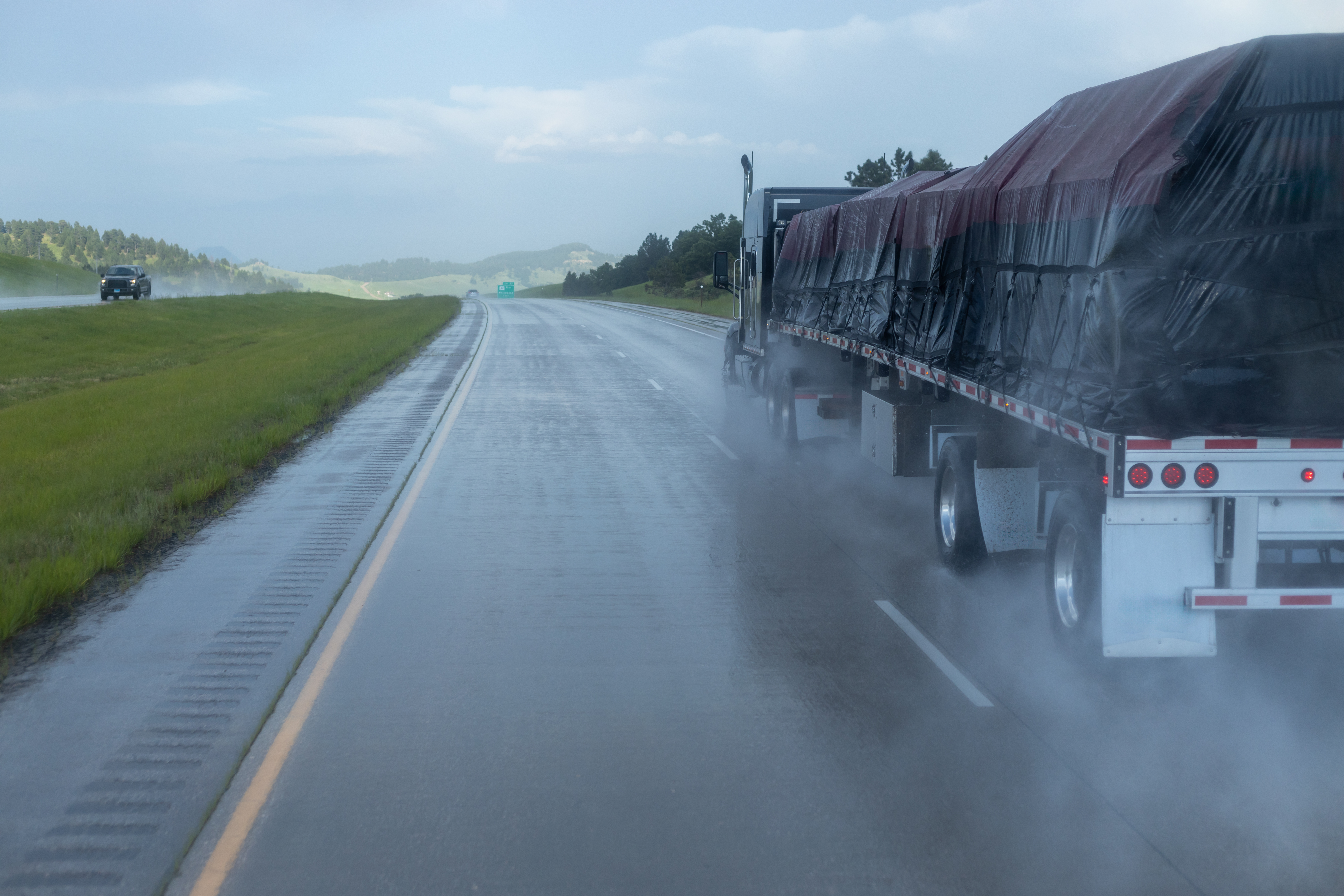 truck drives at high speed on the wet road a rai 7b598d3977bb0f71ef71