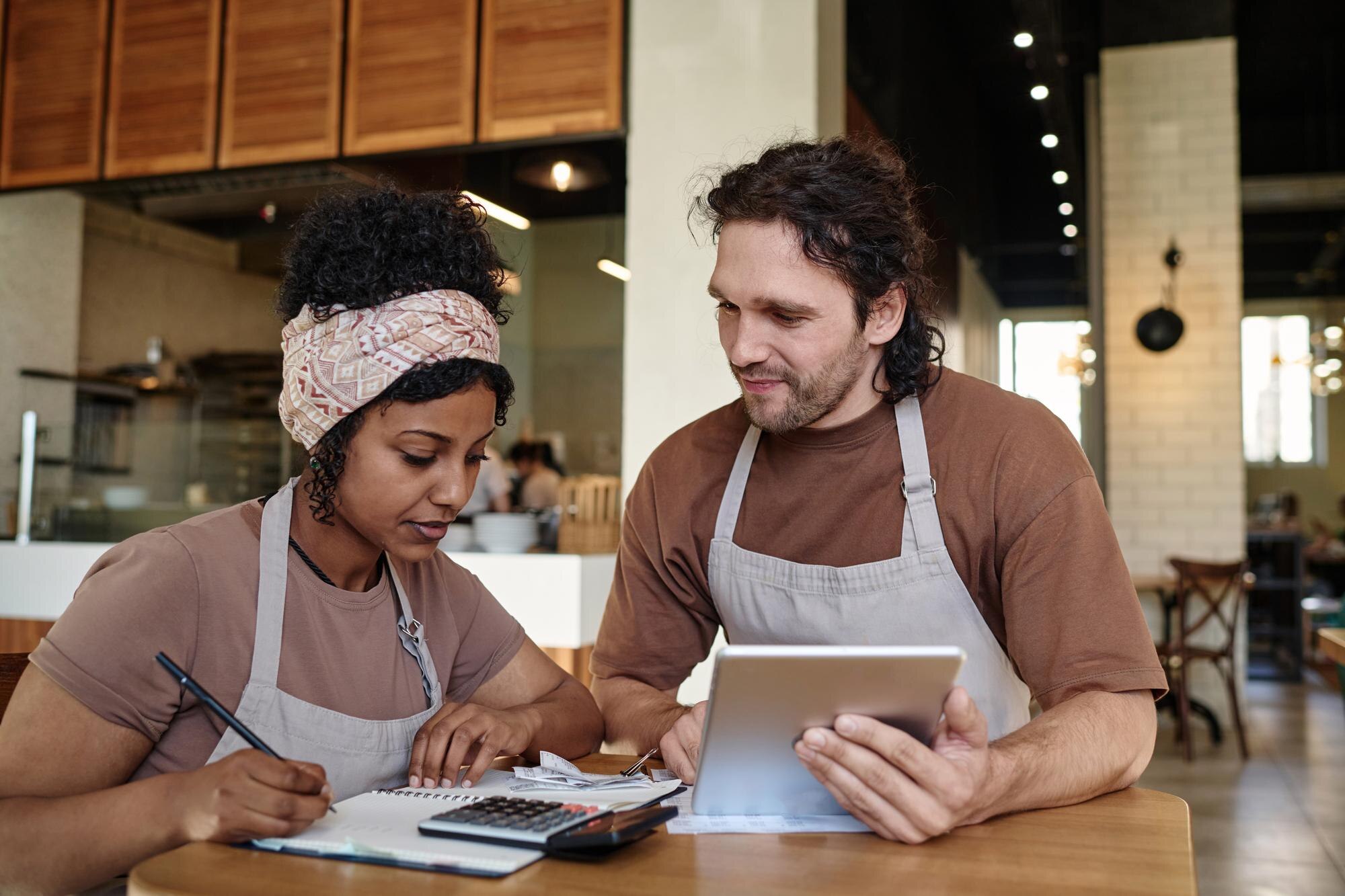 Checklist de ingresos y deducciones para maximizar la rentabilidad de tu Airbnb o restaurante