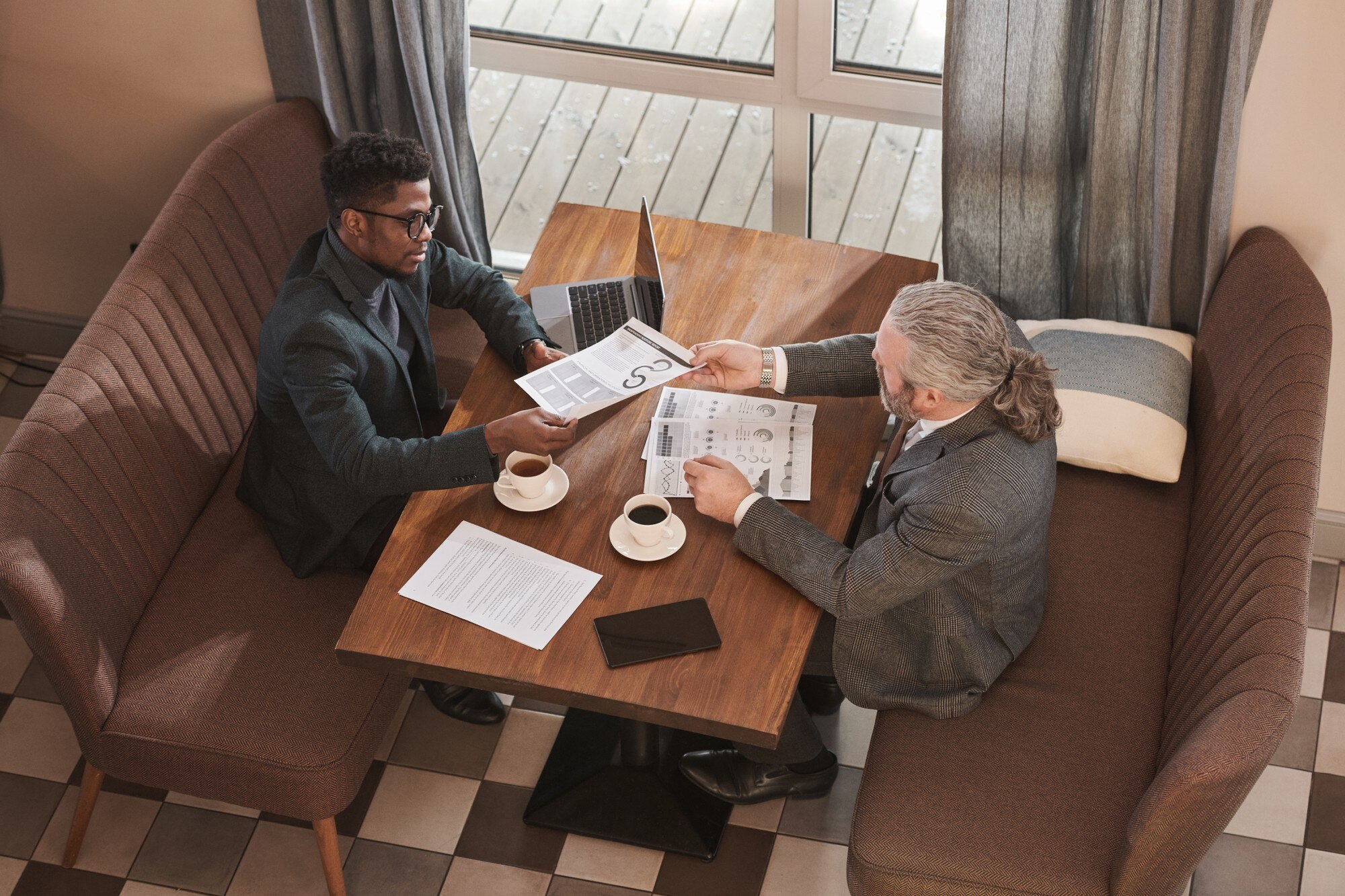 Estrategias Clave para Identificar y Aprovechar Deducciones Fiscales en Airbnb y Restaurantes