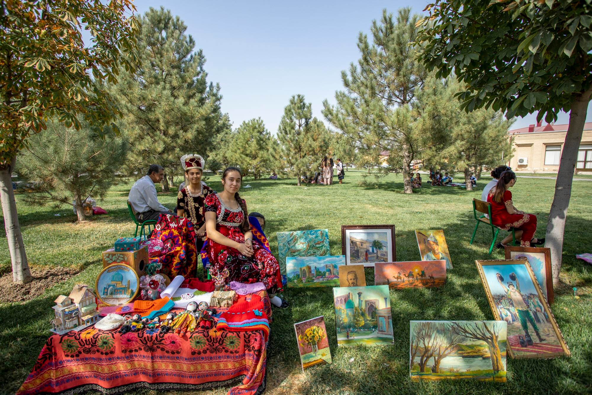two young girls and one hiding back of her 7ae2cb114ef26d553595 BTOURS