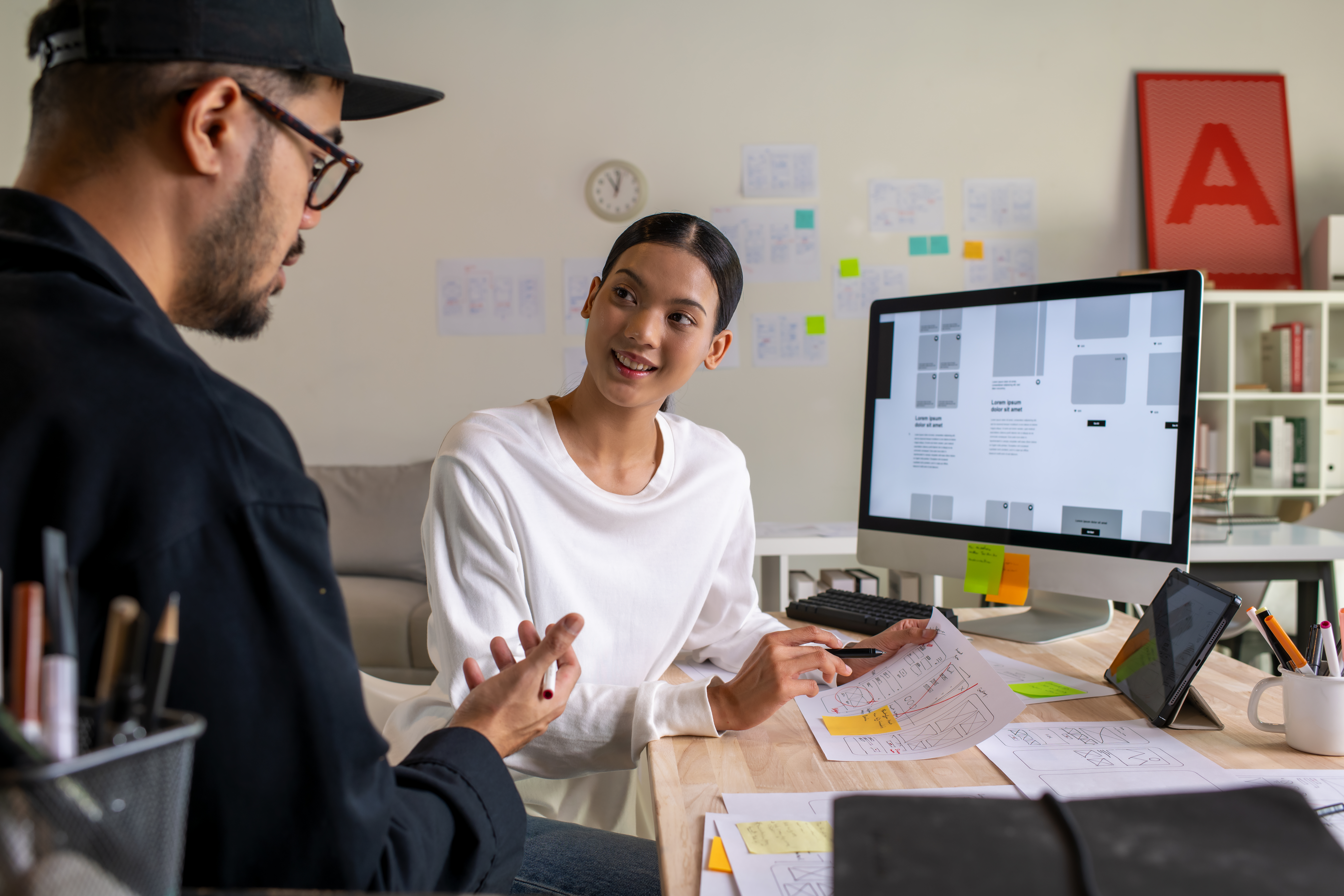 ux ui designers discussing and brainstorming on wi 6ff8e687c28dbfe27ceb