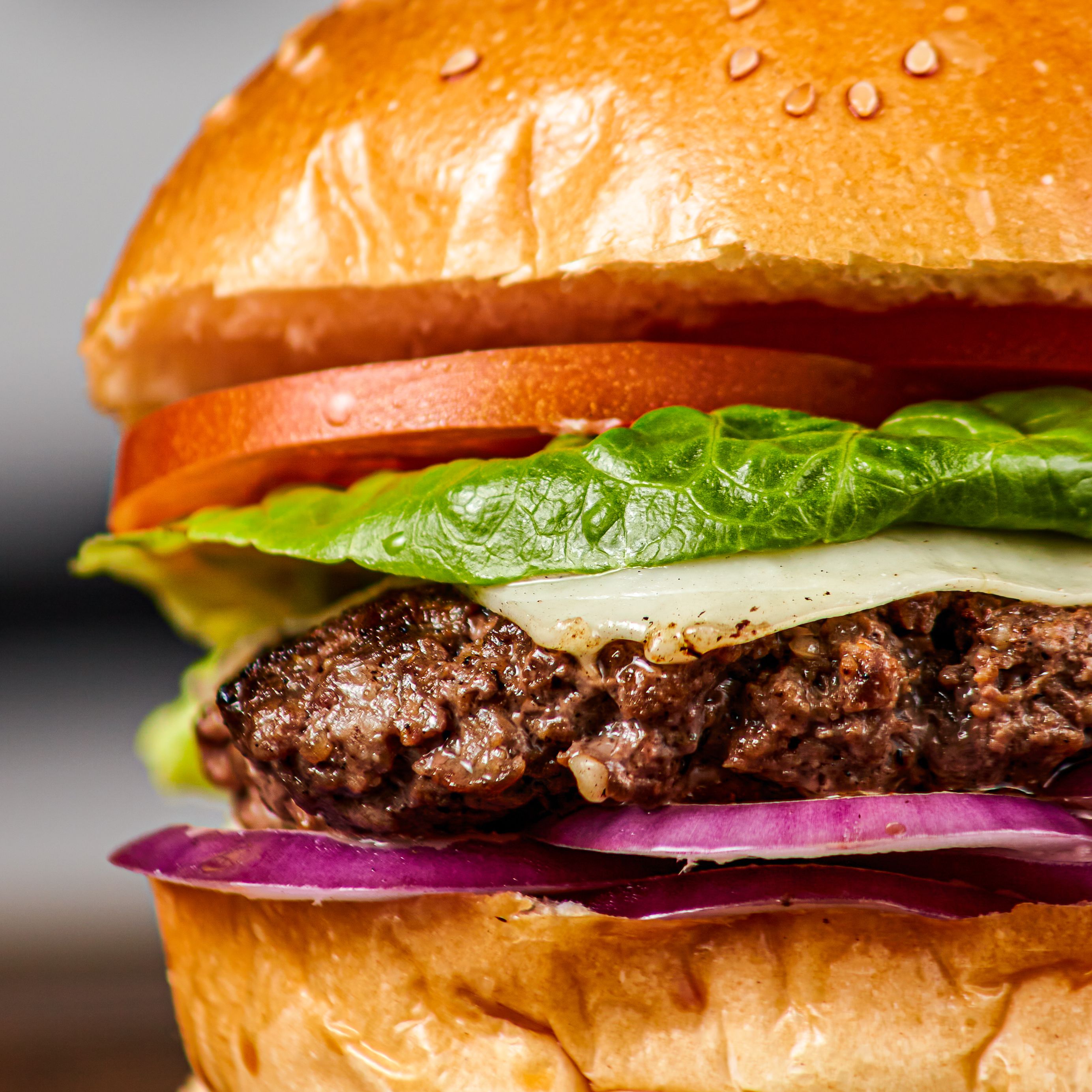 vertical close up shot of a juicy hamburger isola 3bc567358486088c7be9