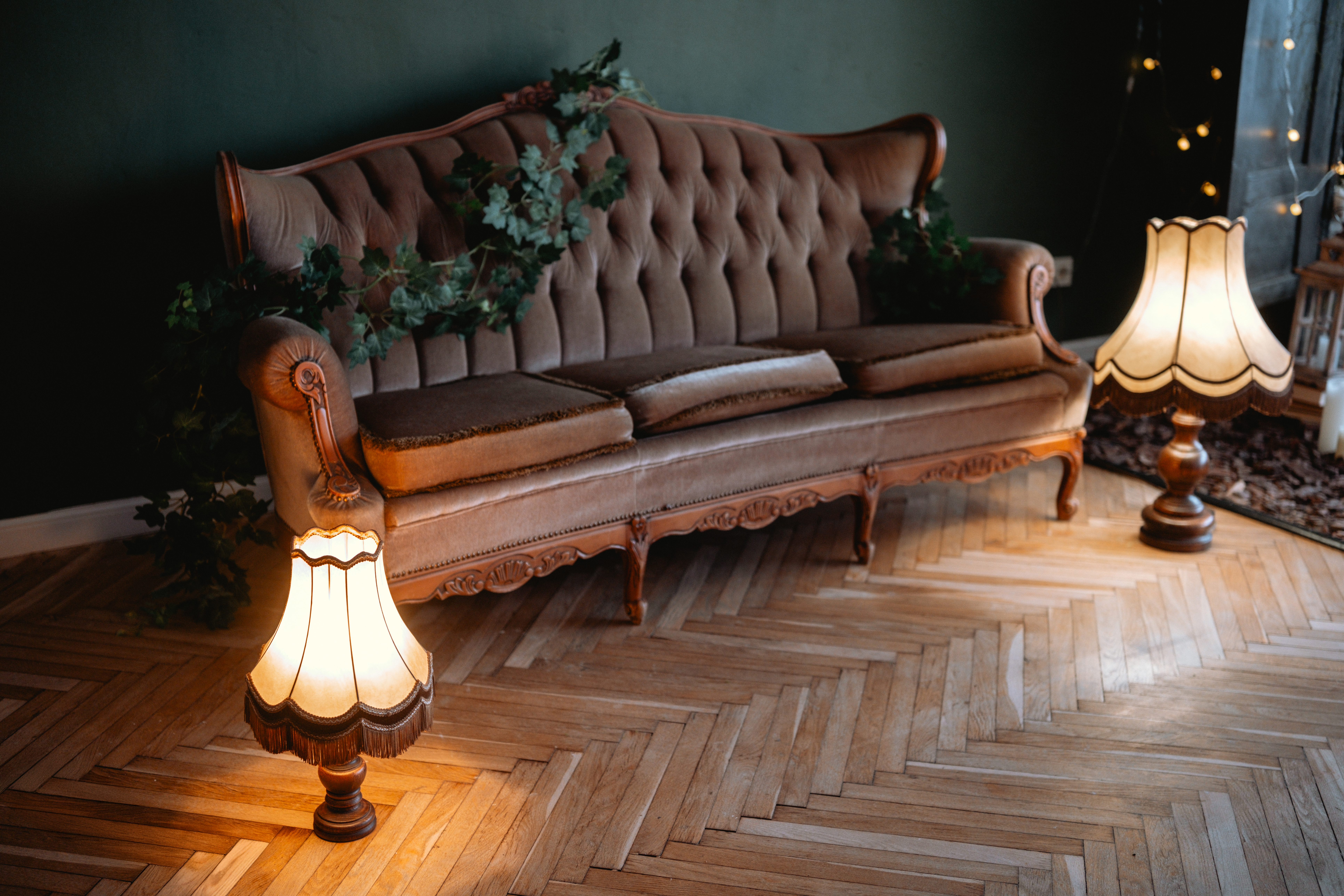 Vintage sofa and elegant lamps create a cozy livin 2073110aa32e597230ad
