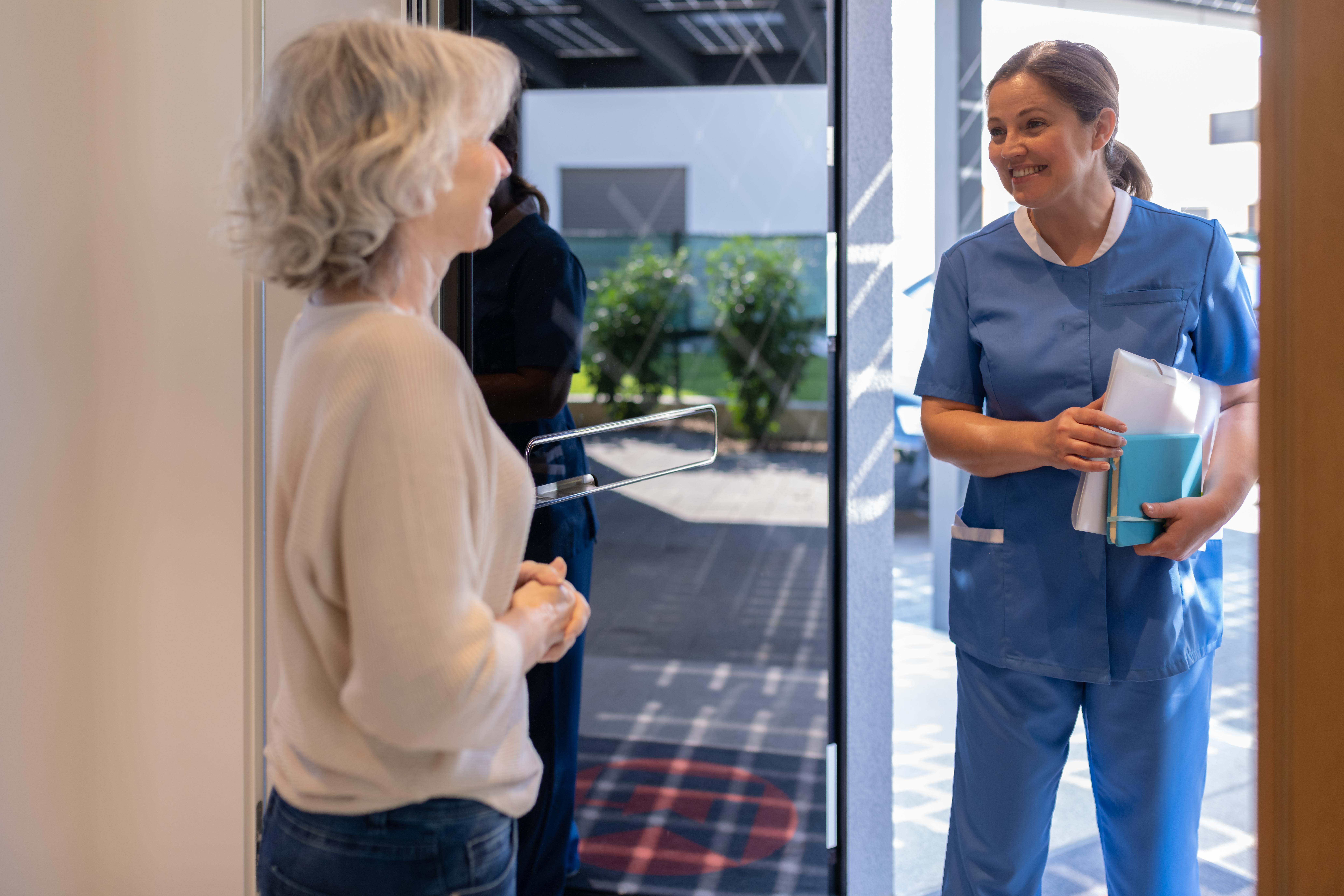 visit of medical staff in uniform nurse doctor d8cbe1f8615a2b31be52