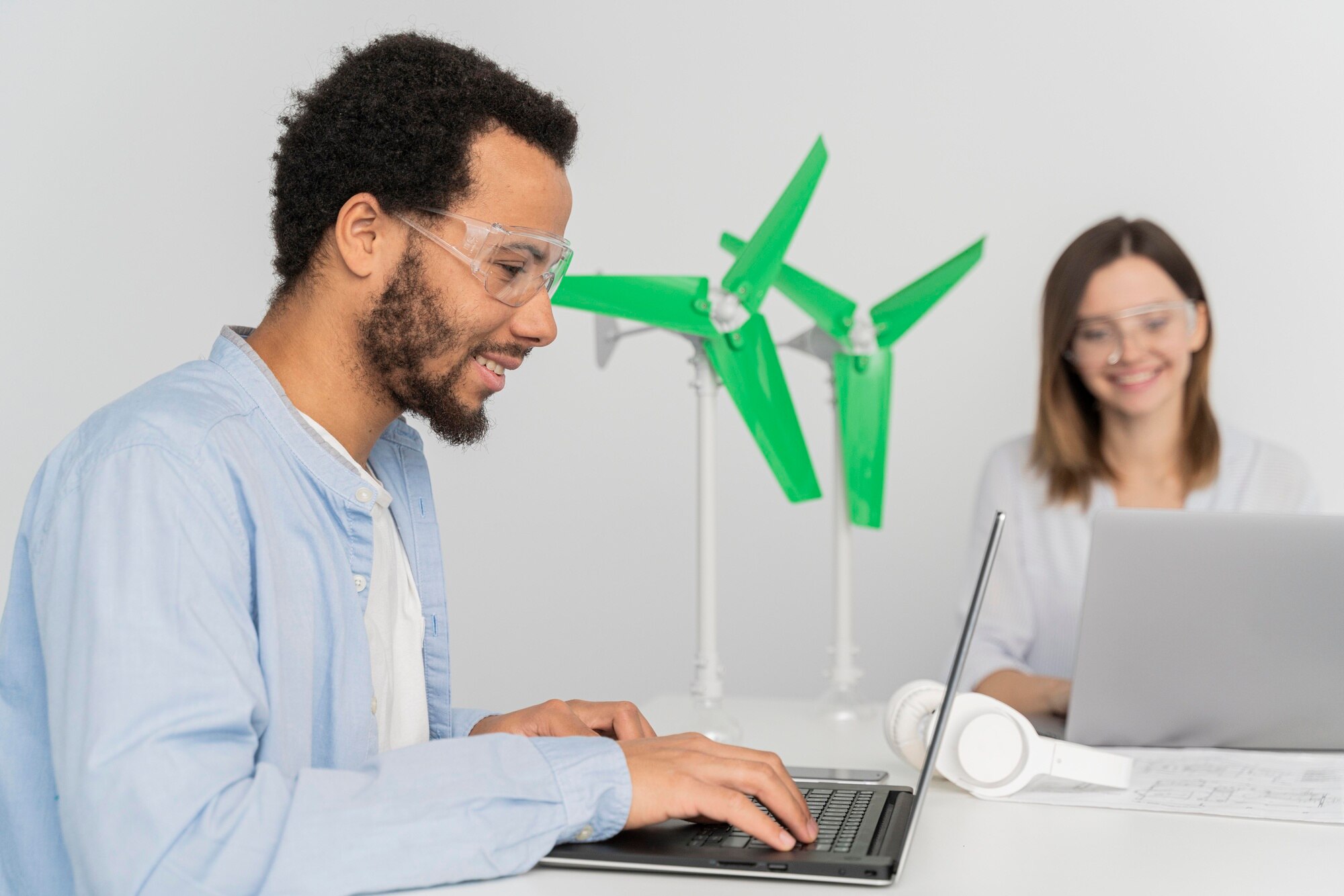 woman and man working on energy innovations f21fc96eb6fdfab23f51