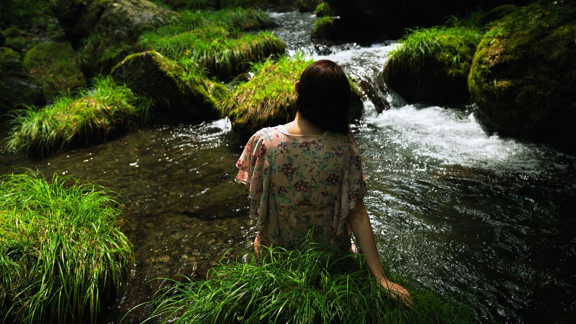 woman embracing serene nature peaceful outdoor por adb41e14134eb92b7dd8