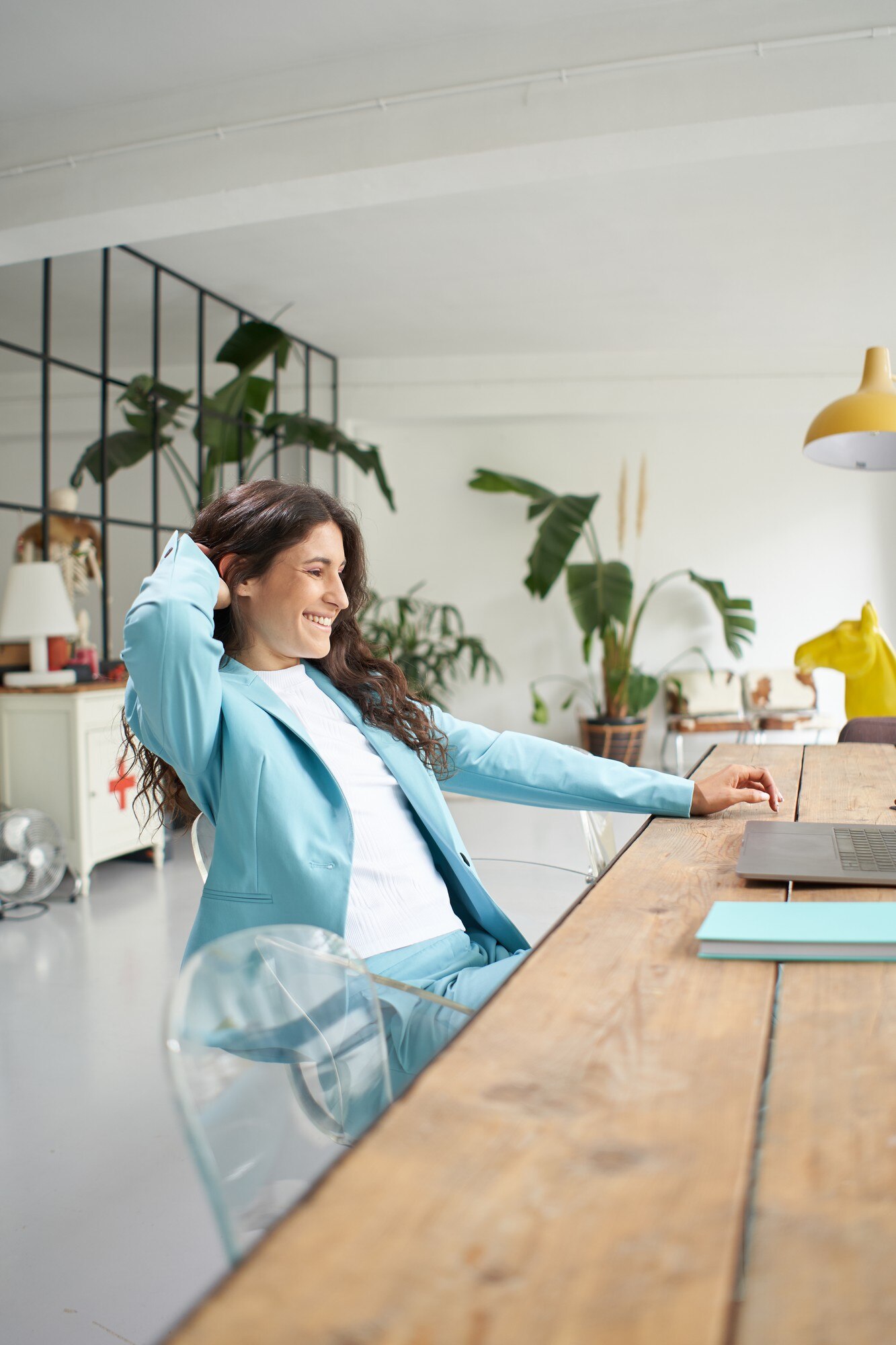 woman finishes the job business woman working remo 1211bb330ecebc00c8d7