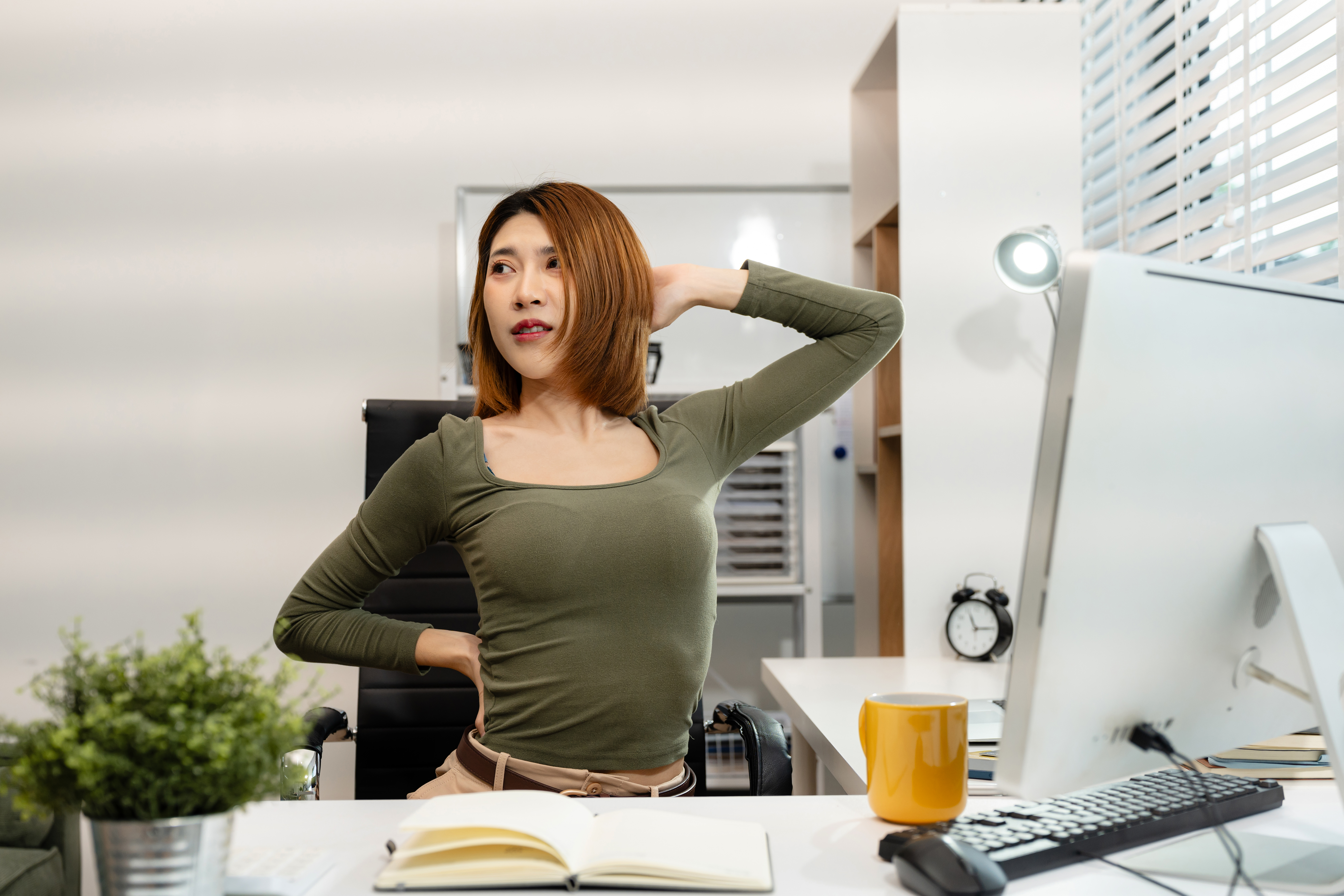 woman is doing a stretchy posture due to sitting i 7de662ef4f405effe086