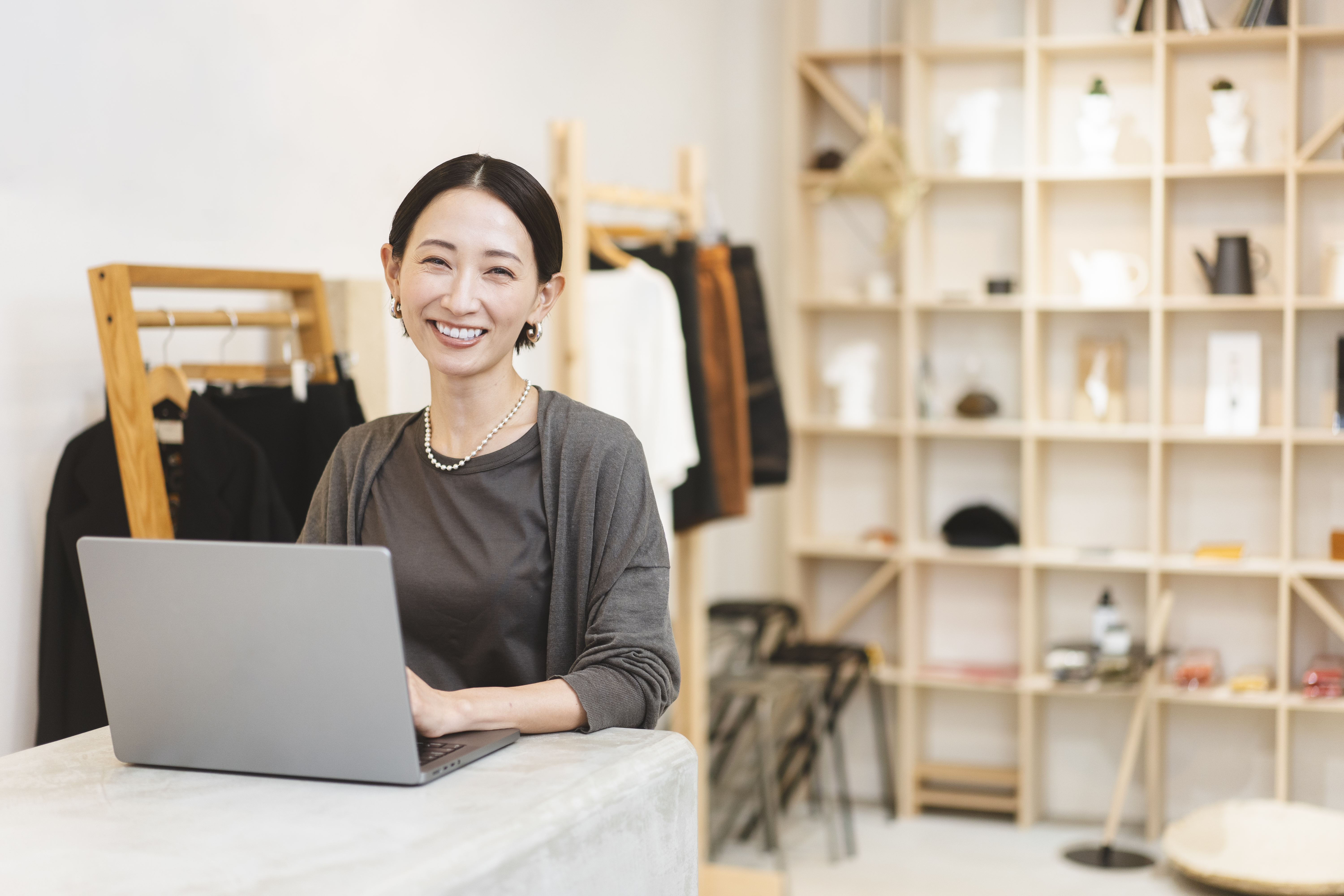 working japanese woman apparel clerk 575979941e71f92f569c