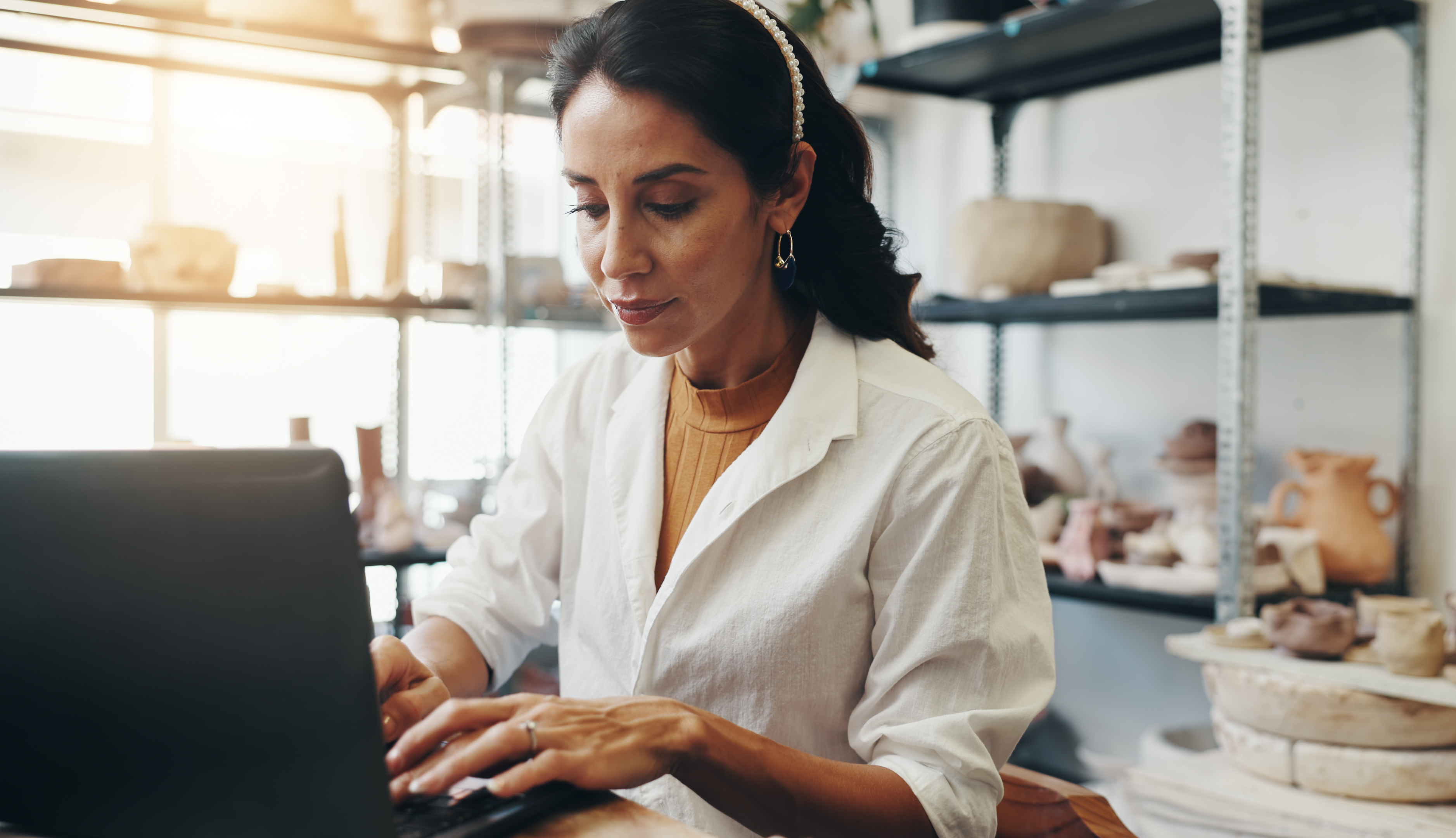 workshop woman and startup with laptop for potter 9d51e3170f4732c18cf4