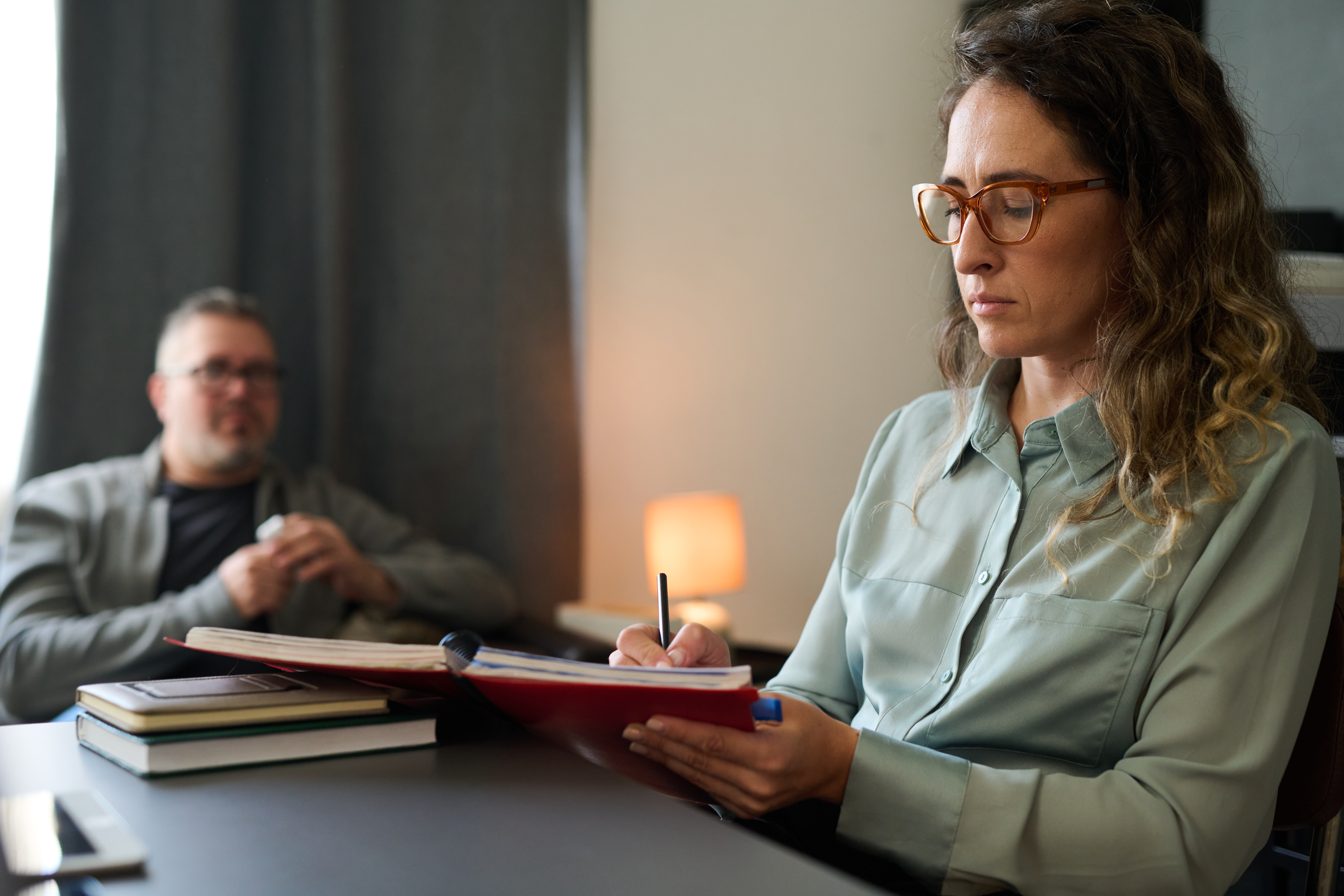 writing down notes during psychotherapy session 1147a3a96c0a06c0ae21