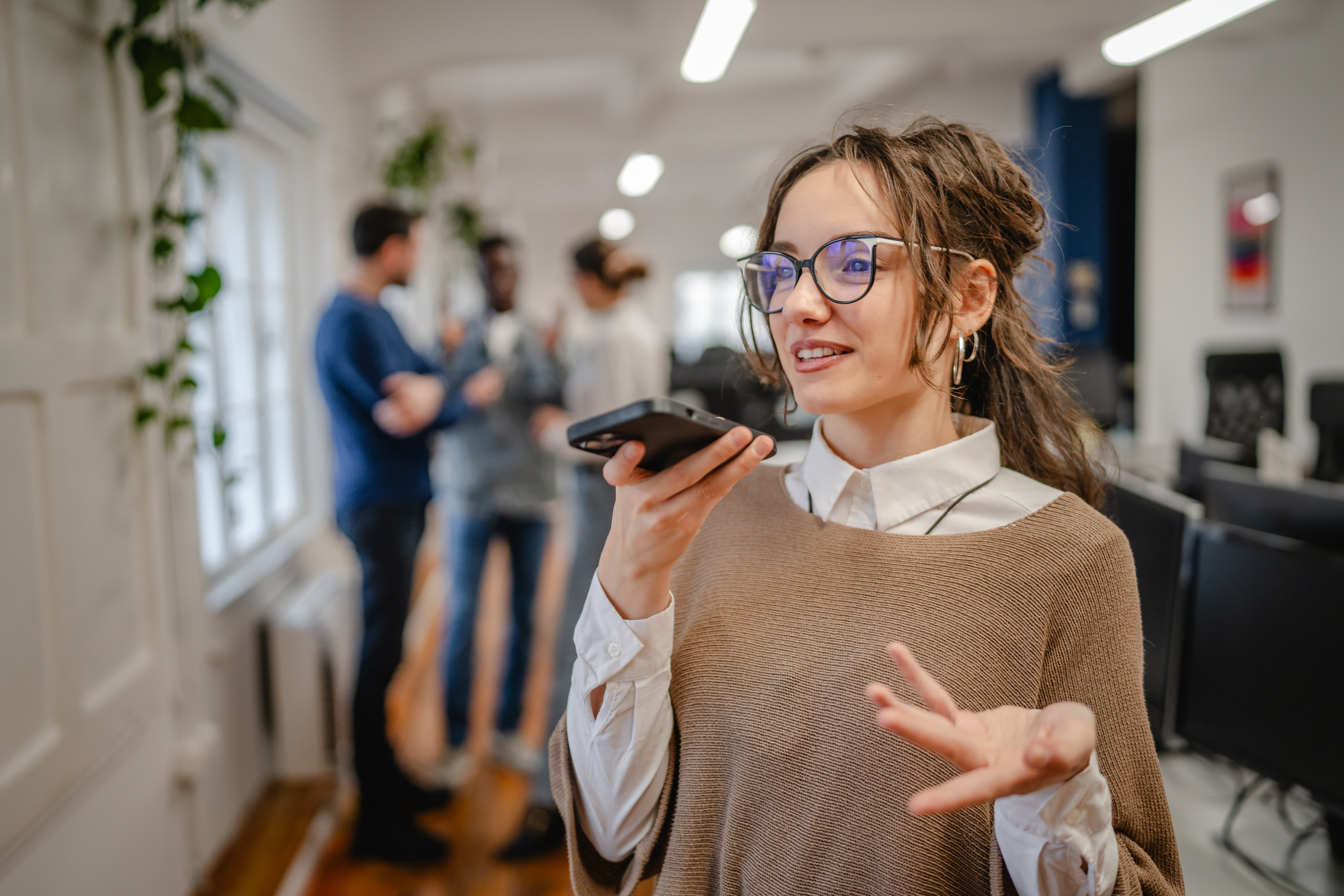 young business woman record voice mail on cellphon 3e197f674cd5e5ff6675