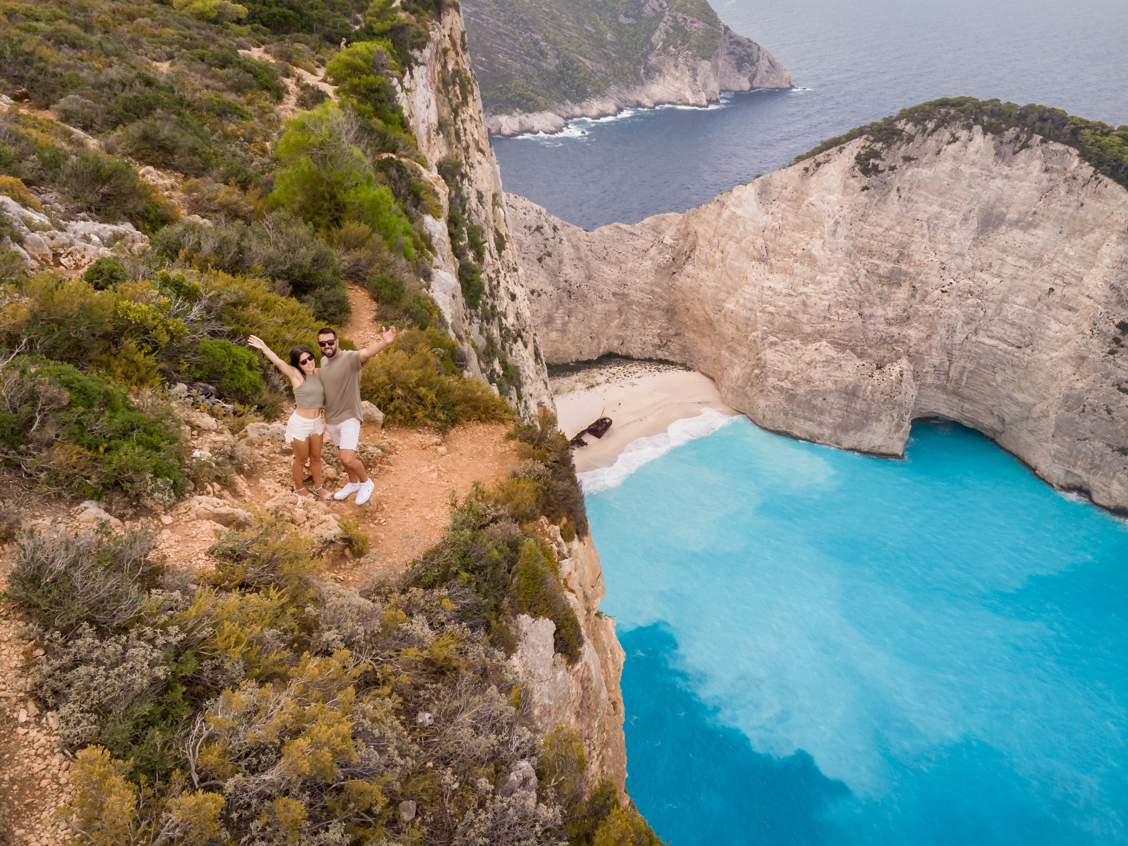 young couple and tourists on the cliff top overloo e2f12c0205d9761a544a BTOURS