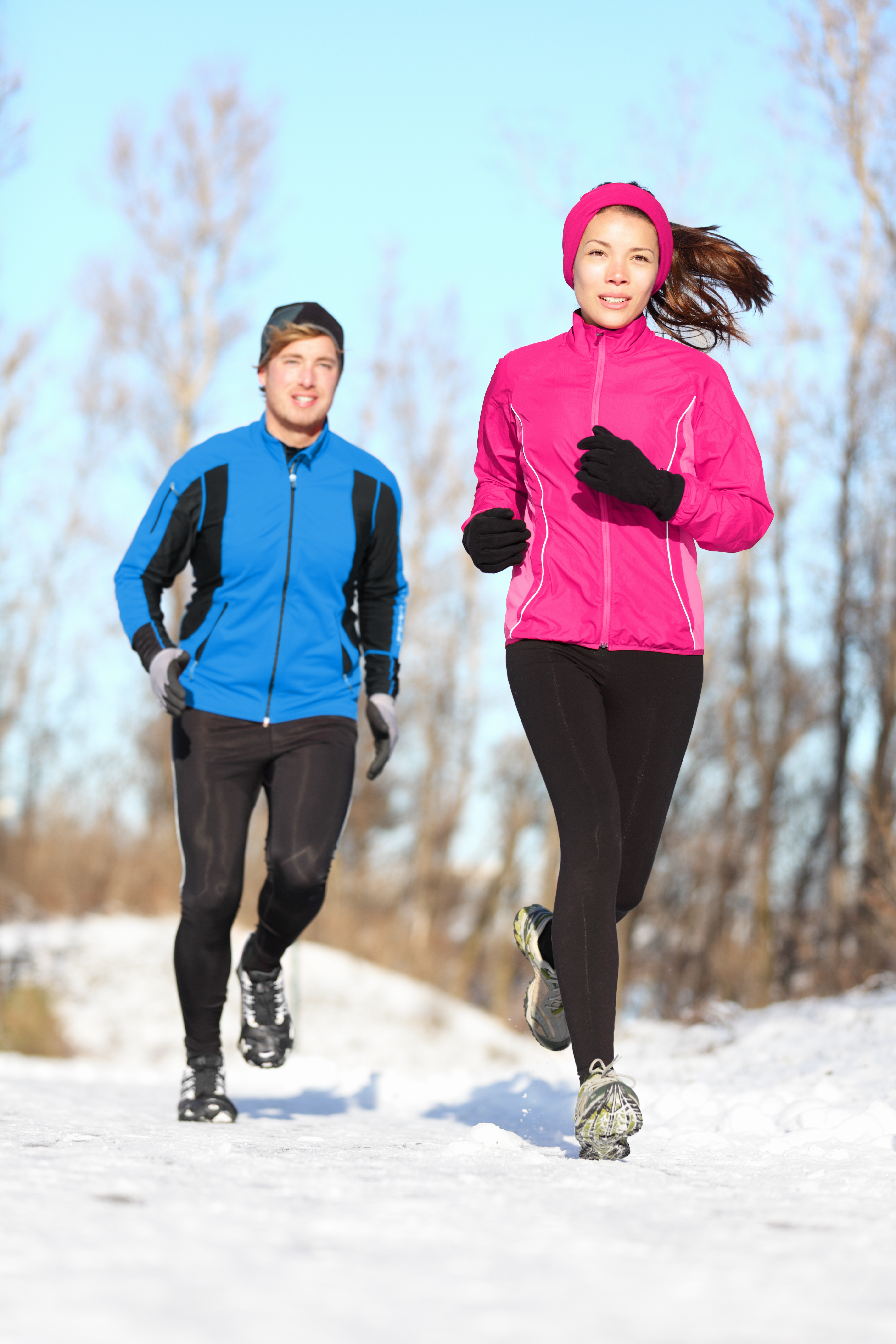young couple jogging in winter snow 5d630fe5566e94b27cf6