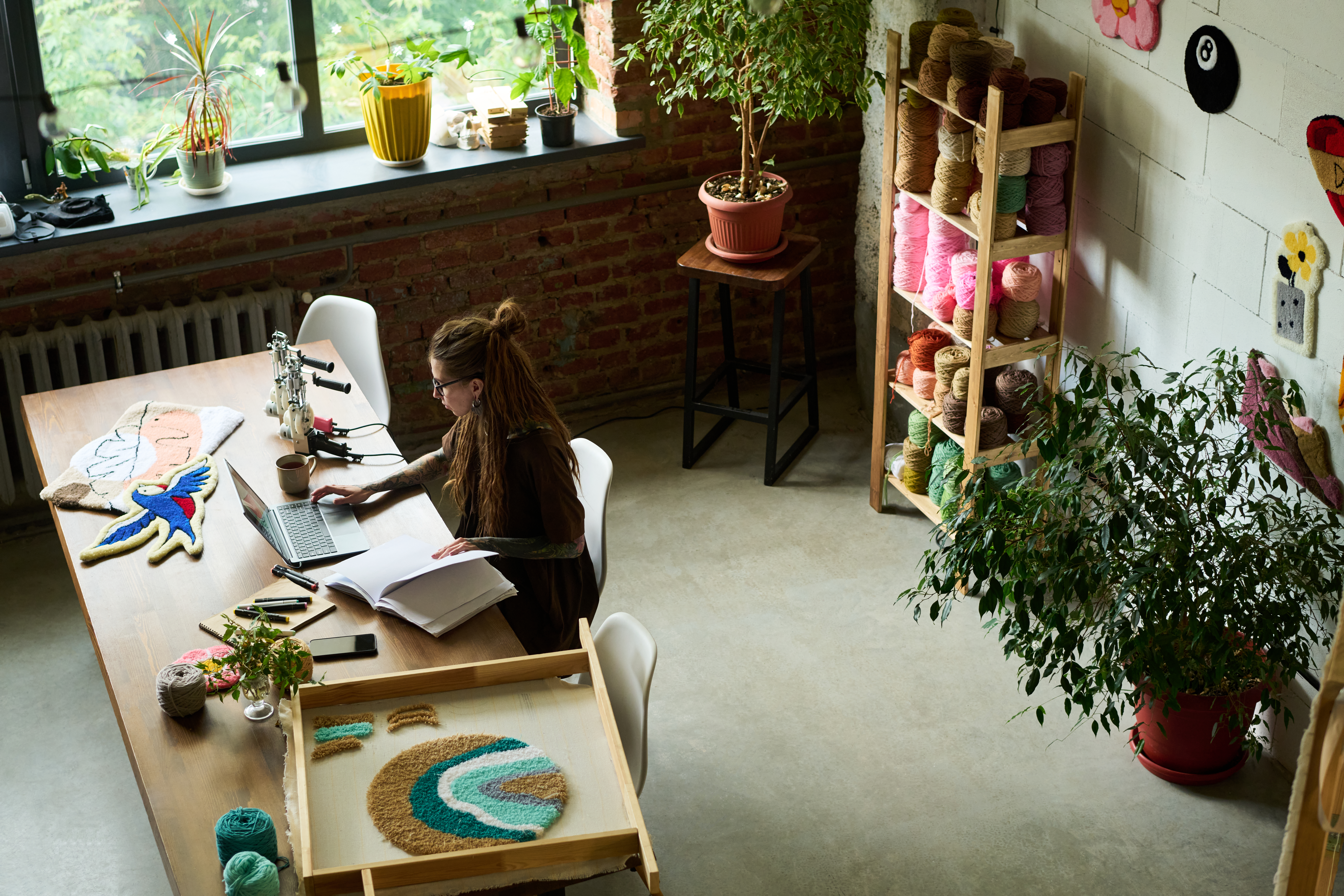 young woman creating handmade carpets in modern wo c8adf7aa13ab016d18da