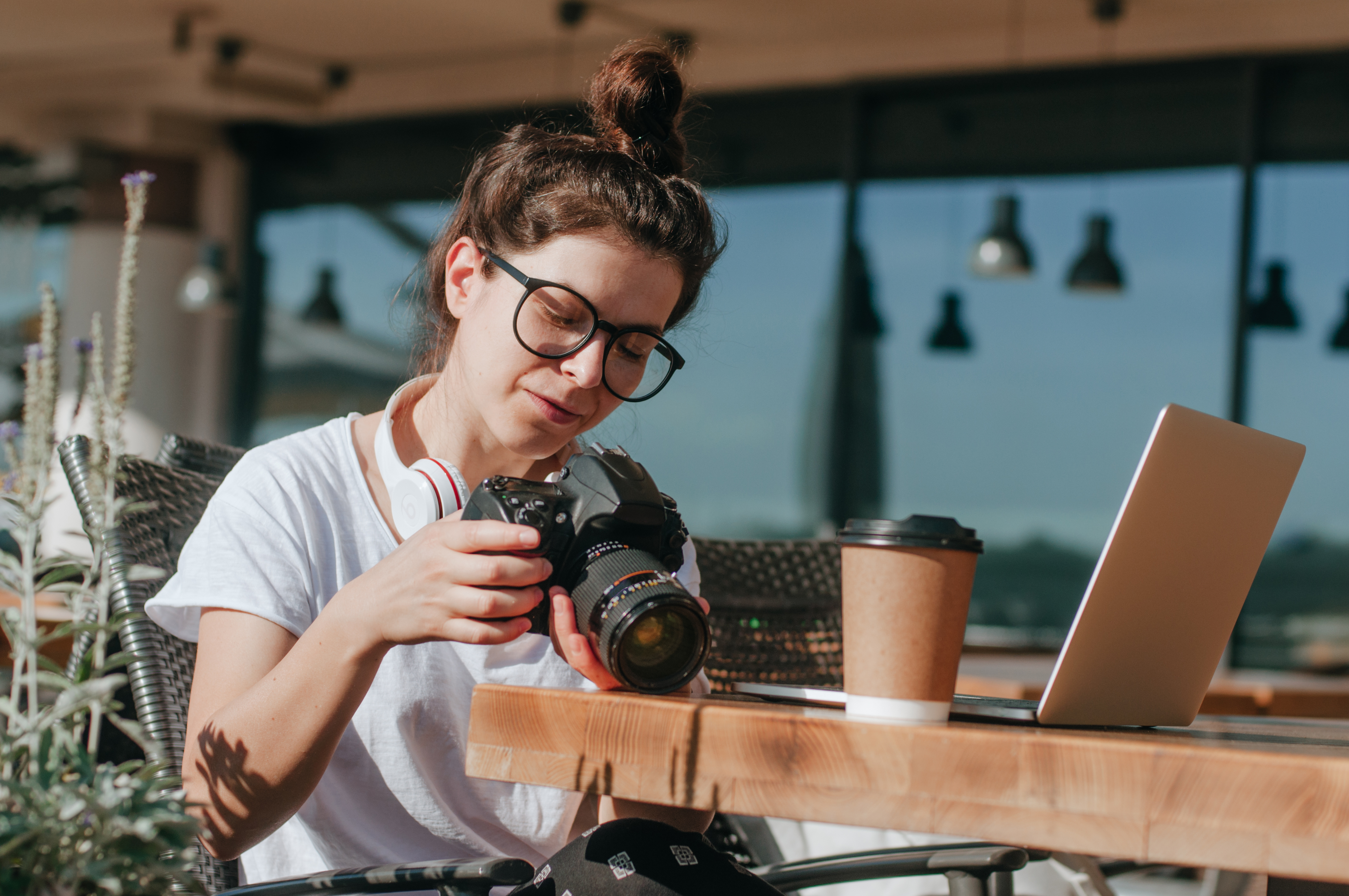 young woman photographer working on the laptop sit cbd5b250d86328d49fc1