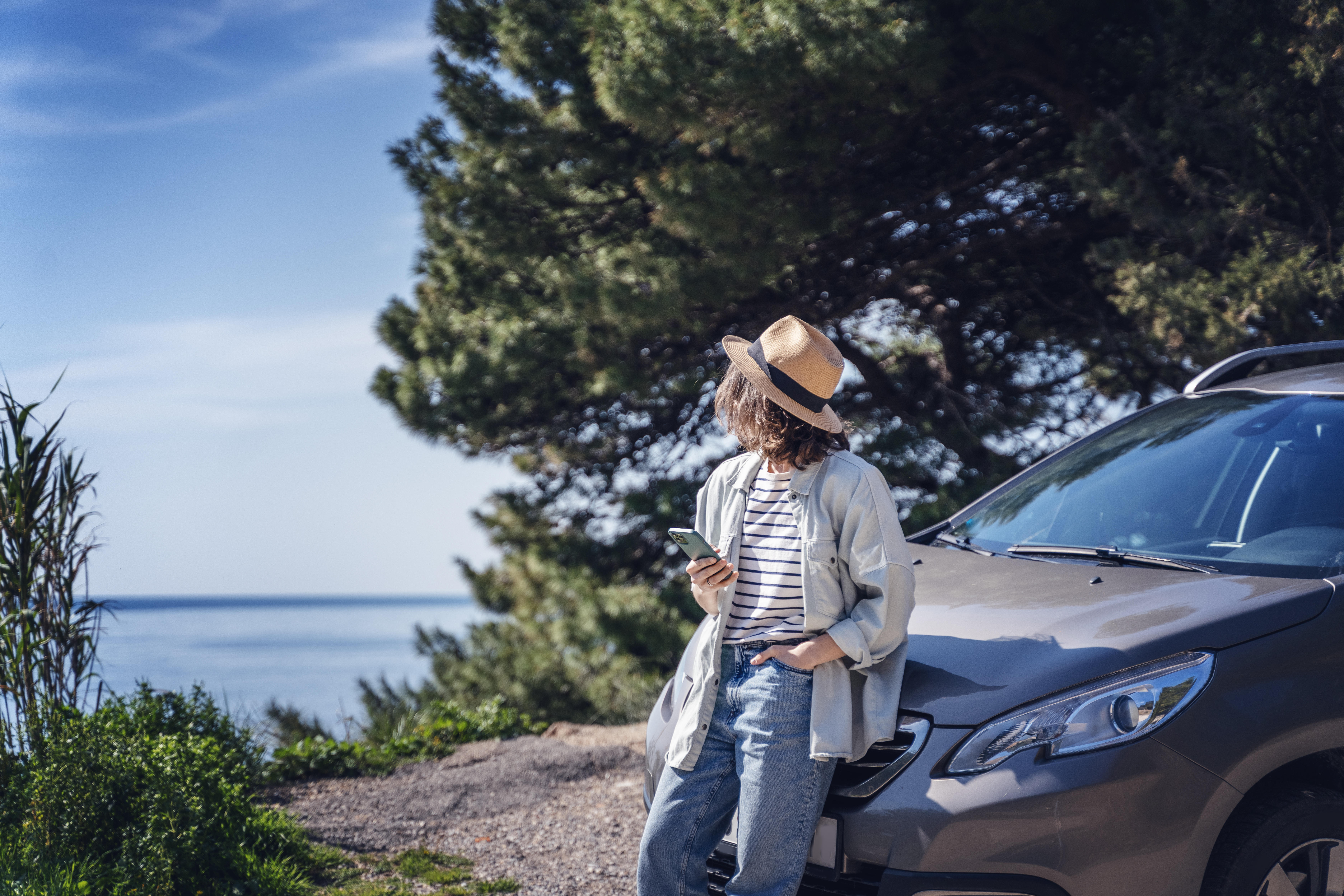 young woman traveler in a hat standing by her car a691157e44824b73311f BTOURS