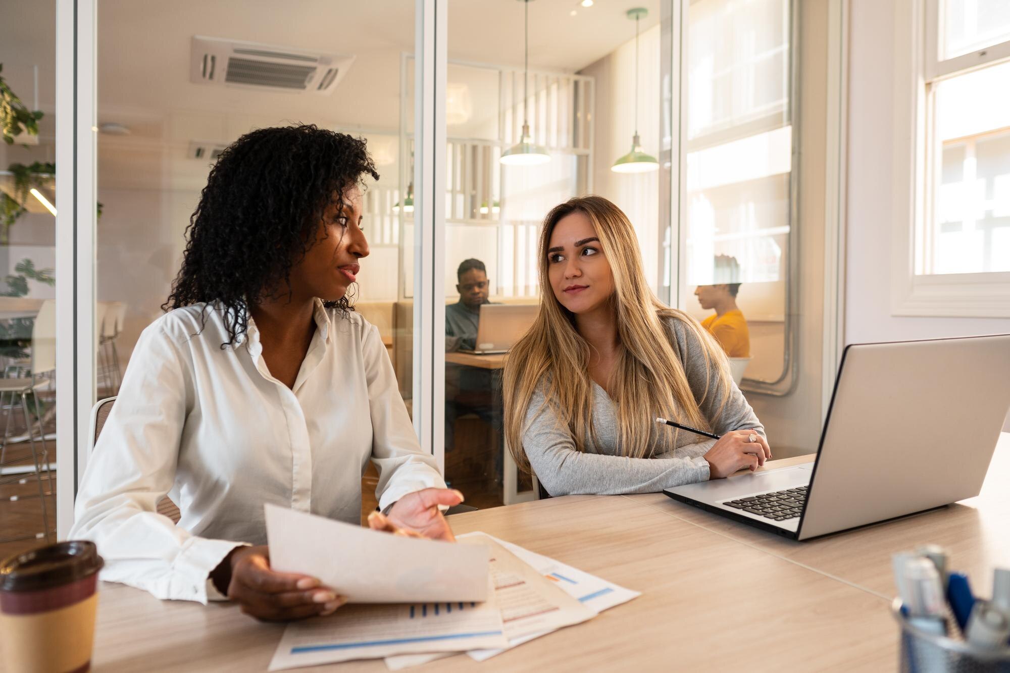 Lista de verificación de cierre fiscal: qué revisar en tu contabilidad para evitar sorpresas y pagar menos impuestos (Airbnb y restaurantes)